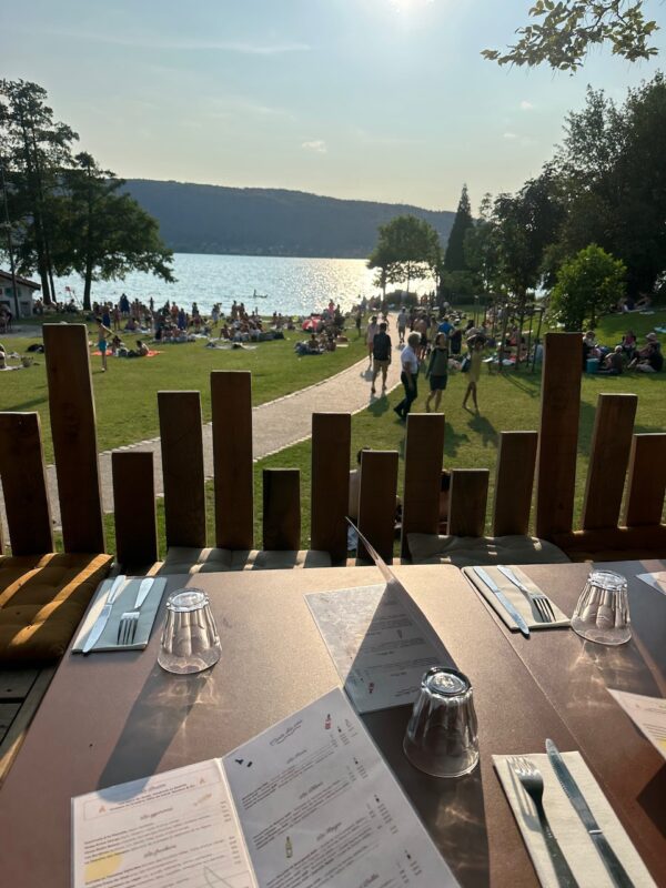 restaurants kids friendly à annecy plage de la brune